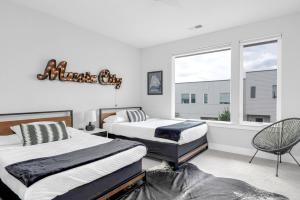 Katil atau katil-katil dalam bilik di Big NEW and Modern with Skyline View Mural and Ping Pong