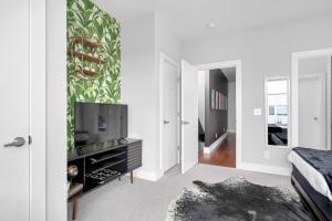 Televisyen dan/atau pusat hiburan di Big NEW and Modern with Skyline View Mural and Ping Pong