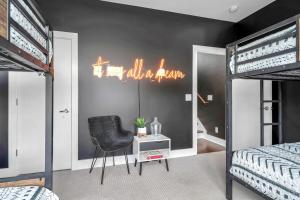 Katil atau katil-katil dalam bilik di Big NEW and Modern with Skyline View Mural and Ping Pong