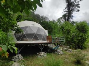 Taman di luar Glamping Tales by the Riverside - Luxury Geodesic Domes & Tents