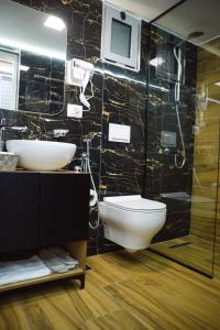 Koupelna v ubytování Duplex Rooms + 21 fotografií
