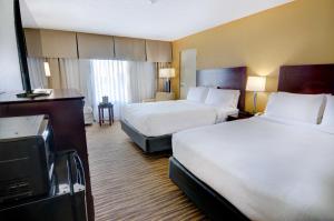Habitación de hotel con 2 camas y TV de pantalla plana. en Holiday Inn St. Petersburg N - Clearwater, an IHG Hotel en Clearwater