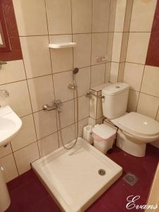 A bathroom at EVANS Skiathos