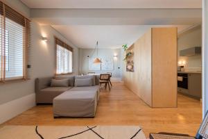 sala de estar con sofá y mesa en Ceuta 33 Apartment en Oporto