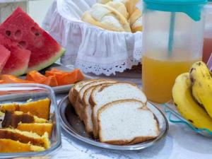 Una mesa cubierta con un plato de pan y fruta. en Hotel Expoflora, en Cosmópolis