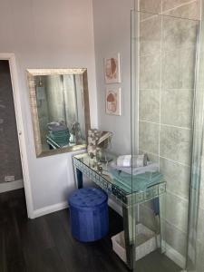a bathroom with a glass table and a mirror at Segais Accommodation in Grove