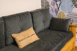 czarna skórzana kanapa z poduszką w obiekcie Azul Morada w mieście Bariloche