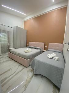 a bedroom with two beds with towels on them at Casa Bellemo in Chioggia
