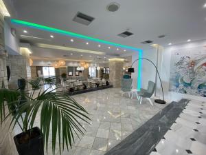 eine Lobby mit Warteraum mit Topfpflanze in der Unterkunft Kyknos Beach Hotel & Bungalows in Malia