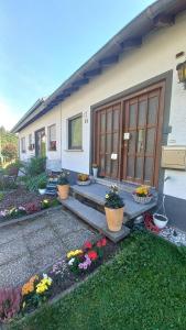 una casa con flores delante en Holiday Apartment, en Oberveischede