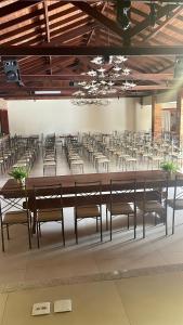 a large banquet hall with tables and chairs at Hotel Imperium Village in Sarapuí