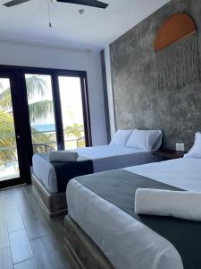 Una cama o camas en una habitación de Hotel Lunazul In Costa Esmeralda
