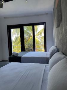 Una cama o camas en una habitación de Hotel Lunazul In Costa Esmeralda