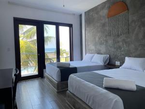 Una cama o camas en una habitación de Hotel Lunazul In Costa Esmeralda