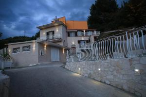 una casa con una pared de piedra y una valla en B&B MicAnTo, en Casola di Napoli