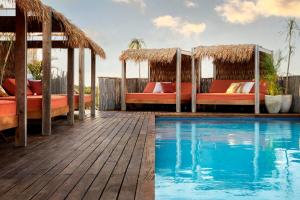 una villa con piscina e un resort con letti di Kimpton Aluna Resort Tulum, an IHG Hotel a Tulum