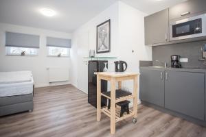- une petite cuisine avec une table dans une chambre dans l'établissement NaturTraum, à Winterberg