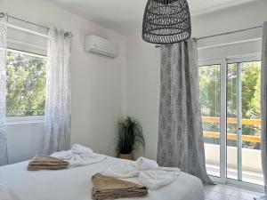 Postel nebo postele na pokoji v ubytování Chrysanthi Villa, Living in Nature + 37 fotografií