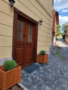 een houten deur aan de zijkant van een gebouw bij Apartmán u Anjela in Banská Štiavnica