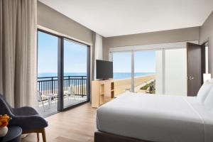 弗吉尼亚海滩Hyatt Place Virginia Beach Oceanfront的一间带床的卧室，可欣赏海景