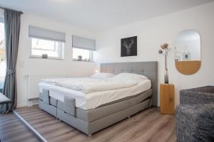 een slaapkamer met een groot bed in een kamer bij NaturLiebe in Winterberg