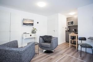 een woonkamer met 2 stoelen en een bureau bij NaturLiebe in Winterberg