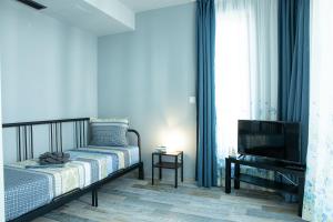 ein Schlafzimmer mit Bett und Flachbildfernseher in der Unterkunft Luxury apartment Vodolei in Krapets + 79 Fotos