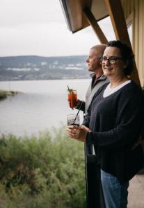 un hombre y una mujer sosteniendo una bebida en Summerland Waterfront Resort & Spa, en Summerland