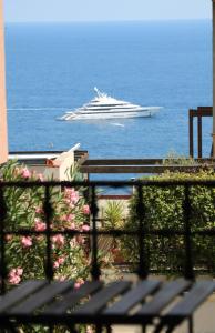 jacht w wodzie z statkiem wycieczkowym w obiekcie Casa Juturne 22, proximité Monaco w mieście Beausoleil