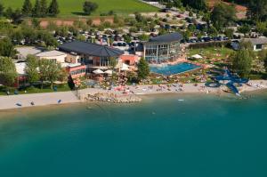 z powietrza widok na plażę i ośrodek w obiekcie Pension Tannhof w mieście Fuschl am See