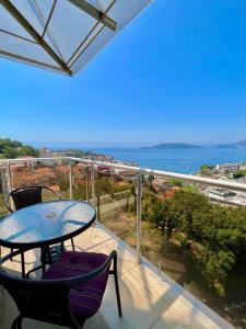 a balcony with a table and chairs and the ocean at Apartment Maestral with sea view in Pržno