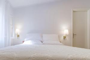 A bed or beds in a room at Joanna's Old Town place