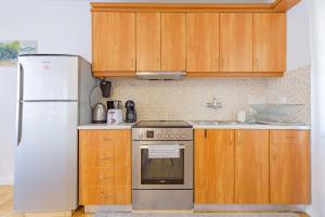 A kitchen or kitchenette at Joanna's Old Town place
