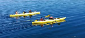 Un gruppo di persone in kayak gialli nell'acqua di Uros Amaru Marka Lodge a Uros