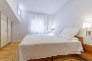 A bed or beds in a room at Joanna's Old Town place