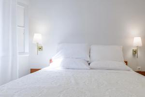 A bed or beds in a room at Joanna's Old Town place
