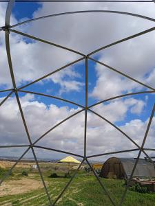 a dome tent with a view of the sky at בקתה בכרם BH in Nevatim