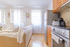 A kitchen or kitchenette at Joanna's Old Town place