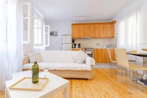 A kitchen or kitchenette at Joanna's Old Town place
