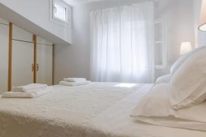 A bed or beds in a room at Joanna's Old Town place