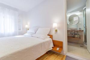 - une chambre avec un lit, un lavabo et un miroir dans l'établissement Joanna's Old Town place, à Corfou