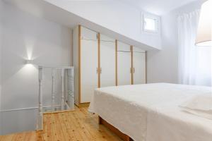 A bed or beds in a room at Joanna's Old Town place