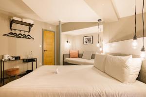 um quarto com uma grande cama branca num quarto em CitySpace Tower Bridge em Londres