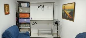 Televízia a/alebo spoločenská miestnosť v ubytovaní Apartamentos Caleros