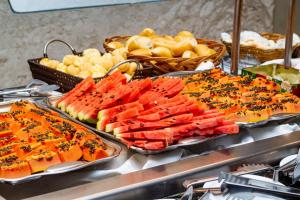 un buffet rempli de différents types de denrées alimentaires exposées dans l'établissement Hotel Nacional Inn Araxá Previdência, à Araxá