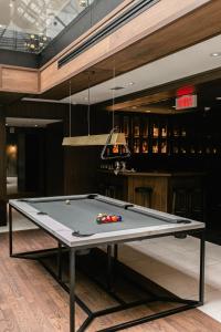 un tavolo da biliardo in una stanza con bar di William Gray by Gray Collection a Montréal