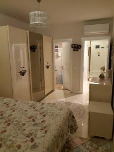 阿拉尼亞的住宿－Tosmur Residence Pool Sauna，一间卧室配有一张床,另一间卧室设有走廊