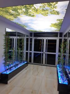 una habitación con un gran techo con plantas. en Tosmur Residence Pool Sauna en Alanya
