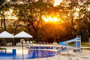 a swimming pool with a water slide in a resort at Hotel Nacional Inn Araxá Previdência in Araxá