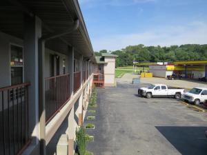 vistas a un aparcamiento situado junto a un edificio en FIRST WESTERN INN, en Caseyville
